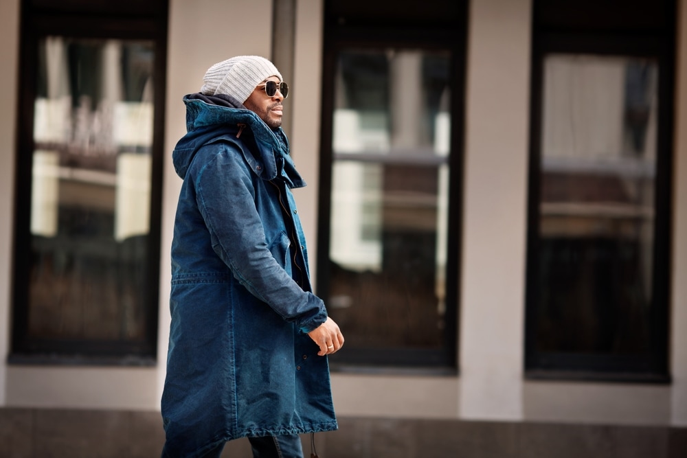 Man in lange parka jas