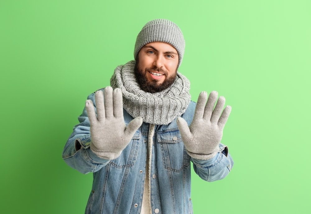 Man met sjaal, handschoenen en muts