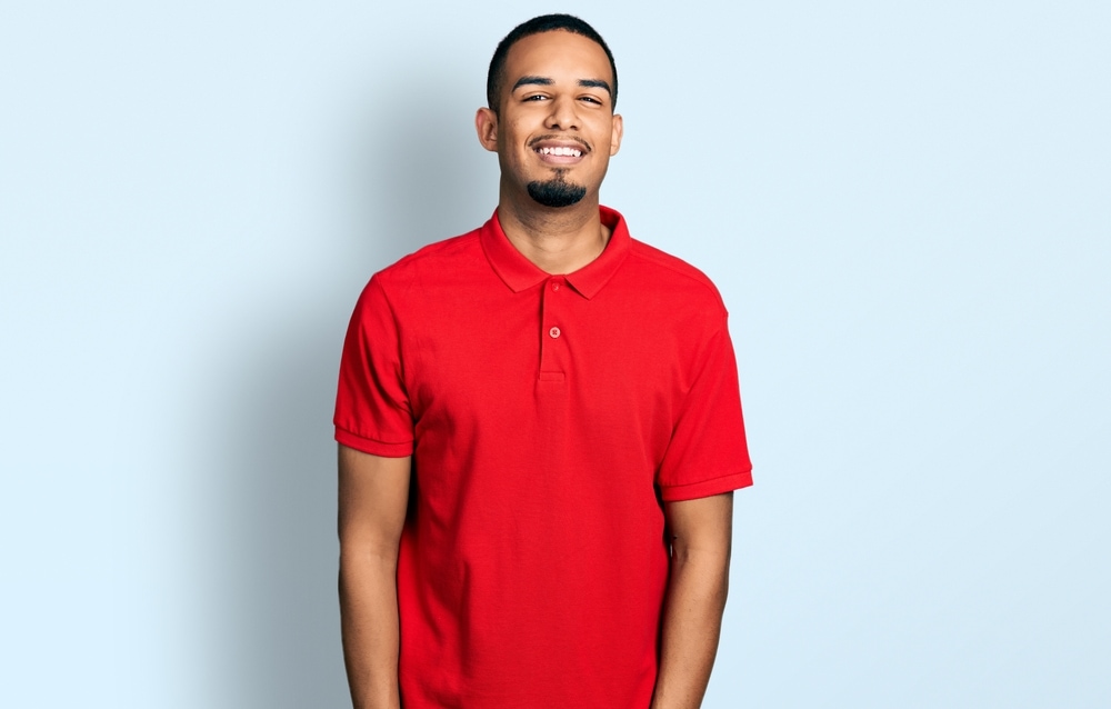 Man in een rood poloshirt