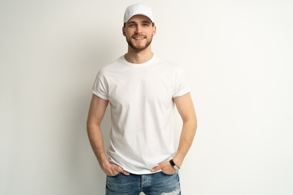 Man in witte kleding