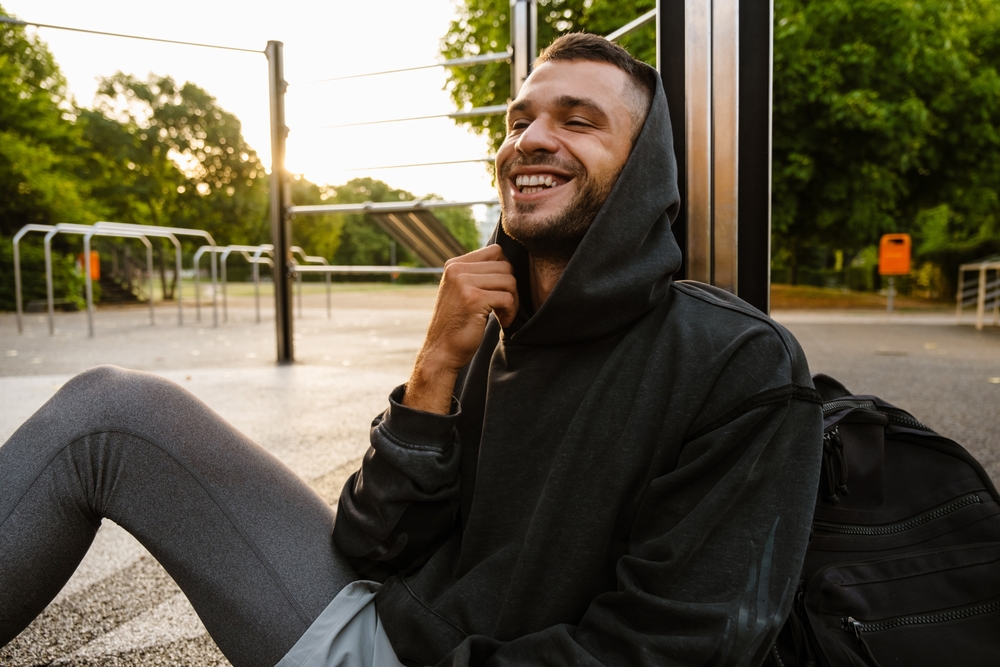 Man in sportieve kledingstijl