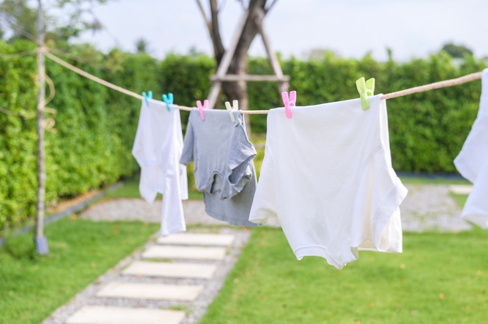 witte kleding droogt aan een waslijn in de zon